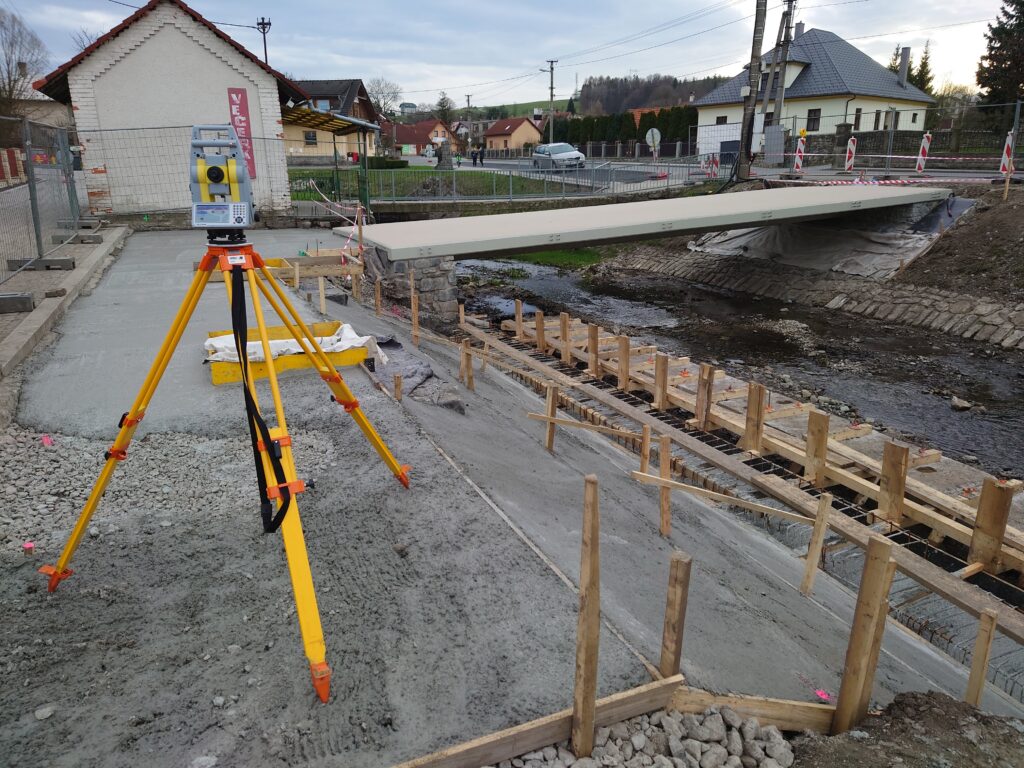 Plohopisné a výškopisné zaměřen, gedet, zeměměřič, geodetické práce, vytyčení stavby